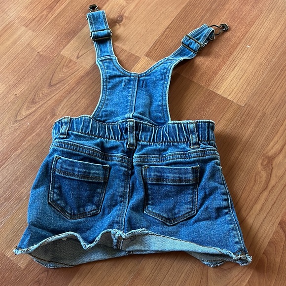 Super cute Old navy 12-18M girls denim skirt overall with many pockets, worn 1x - Picture 3 of 3